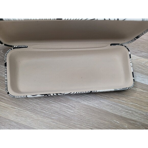 Vera Bradley Hard Shell‎ Eyeglass Case – Black & White Floral Pattern - Picture 6 of 6